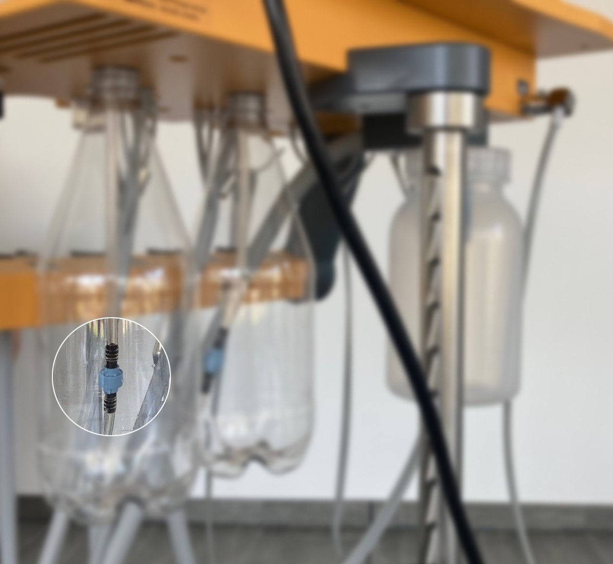 Beschriftung, blauer Verbinder, Schläuche, Glasbehälter, Reaktorzubehör